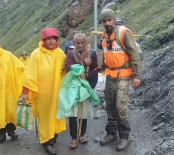भयानक आँधीसँगैकाे वर्षाले जम्मु–कश्मीरमा १६ जनाको मृत्यु, कैयाैँ बेपत्ता