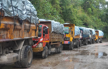 काठमाडाैंको फोहोर बोकेर बञ्चरेडाँडा हिँडेका गाडी बाटोमै रोकिए (तस्वीरहरू)