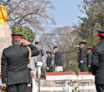 लैनचौर पुगेर प्रधानमन्त्री देउवाले गरे शहीद स्तम्भमा माल्यार्पण
