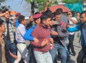 गृहमन्त्रीको राजीनामा माग्दै सिंहदरबारभित्रै नेविसंघको प्रदर्शन