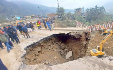 आबु खैरेनीमा भासियो सडक, २ घण्टा अवरुद्ध