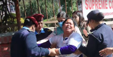 न्यायाधीश गिरीकी पत्नीले गरिन् सर्वोच्च अदालतअगाडि आत्मदाहको प्रयास 