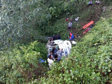 डोटीमा ईभी गाडी दुर्घटना हुँदा एक जनाको मृत्यु, २१ जना घाइते