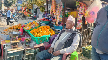 ठेलामा व्यवसाय गर्दै आएका ६५ वर्षीय ऐर भन्छन्– अरुकहाँ हात पसार्न मन पर्दैन