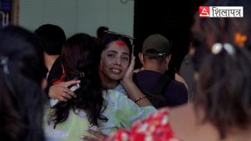 मुटुको टुक्रालाई यसरी परदेश पठाउँदा मनै कटक्क खान्छ, तर बाध्यताले पठाउनुपरेको छ (भिडियो)