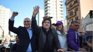 अर्जेन्टिनाका राष्ट्रपति जाभियरमाथि ढुंगा र बोतल प्रहार