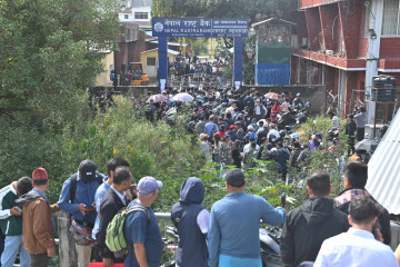 राष्ट्र बैंकको टक्सार महाशाखामा असर्फी किन्नेको भिड (तस्वीरहरू)