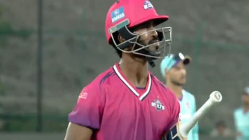 ४१ बलमा ५४ रन बनाएर आउट भए आसिफ शेख 