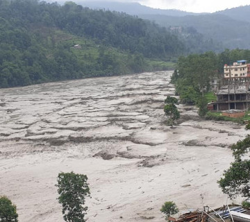 मेलम्चीमा बाढीको वितण्डाः खतरा बढ्दै छ, मान्छे कति बेपत्ता भए, यकिन छैन