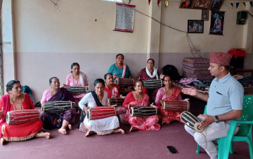 आफैँ खर्च जुटाएर बाद्यवादन सिक्दै महिला