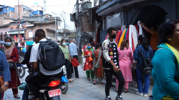 दसैँको मुखमा पनि बजार सुनसान, व्यापारी भन्छन्-  छैन सोचेजस्तो व्यापार