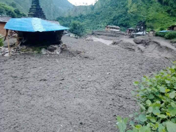 बाजुरामा बिच्छ्या खोलाको बाढी बस्तीमा पस्यो, दुई घर बगे, विद्यालय र वडा कार्यालयमा क्षति