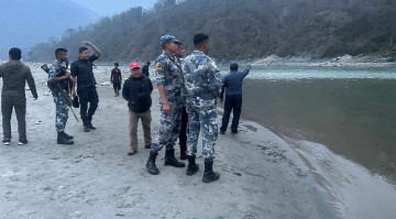 होली खेलेर नुहाउन जाँदा सुनकोसीमा बेपत्ता भएका बालबालिका खोज्न सशस्त्र प्रहरीको गोताखोर परिचालन