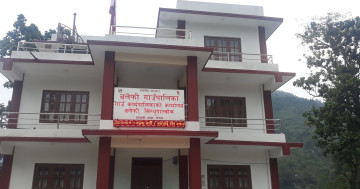 छोरी जन्माउनेलाई नगदसहित सम्मान गर्दै बलेफी गाउँपालिका