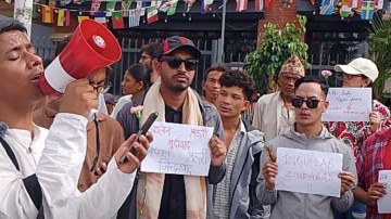 सुकुम्बासी बस्तीमा प्रहरीद्वारा माजिदहरूलाई चोट, माइतीघरमा प्रदर्शनकारीद्वारा प्रहरीलाई फूलको बोट