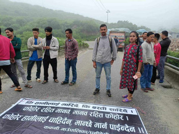 बञ्चरेडाँडामा फोहोर बोकेर गएका गाडीलाई स्थानीयले रोके, जनप्रतिनिधि नै आन्दोलनमा