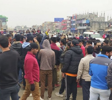 धनगढीमा बन्दकर्ता र बन्द खुलाउने आमनेसामने