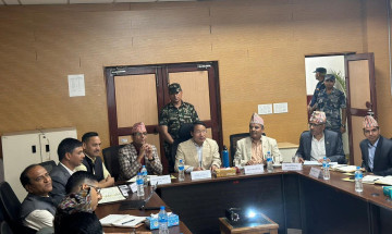 अर्थमन्त्री पुनद्वारा वीरगञ्ज भन्सारको निरीक्षण, राजस्व चुहावट नियन्त्रण गर्न निर्देशन