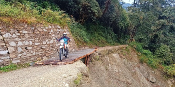 पोखरेबगर–चित्रे सडक मर्मत नहुँदा पर्यटकलाई सास्ती