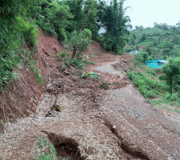 पहिराेले बिगारेकाे सडक दुई हप्ता बित्दा पनि उस्तै, बिरामी हुँदा अस्पताल पुग्नै सास्ती