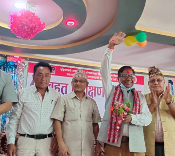 जसपा छाडेर एमालेमा प्रवेश गरे पूर्वमन्त्री यादव, ज्ञवालीले गरे स्वागत