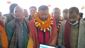  कांग्रेस नेता विमलेन्द्र निधिले धनुषा ३ बाट उम्मेदवारी दर्ता गराए