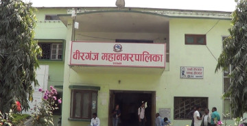 वीरगञ्ज महानगरले तीन उद्योगको मुख्यद्वारमा थुपारिदियो फोहोर