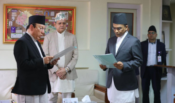 नवनियुक्त गभर्नर पौडेलले लिए शपथ 
