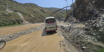 'प्रि-मनसुन'मै यस्तो छ बीपी राजमार्गको हालत, बर्खामा के होला ? (तस्वीरहरू)