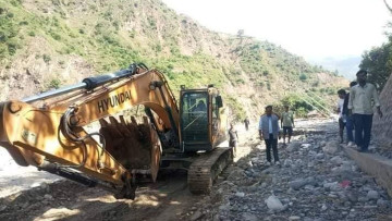 बीपी राजमार्गका विभिन्न ठाउँमा बाढीपहिरो, सडक पूर्णरूपमा अवरुद्ध