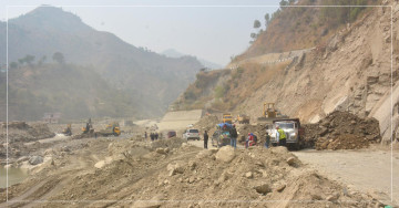 बीपी राजमार्गको पहिरो प्रभावित क्षेत्रमा वैकल्पिक सडक निर्माण गरिँदै
