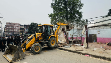 बुटवलमा सरकारी जग्गामा बनाइएका संरचना हटाउन डोजर चलाइयो