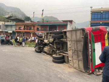 तनहुँमा बस दुर्घटना अपडेट : दुई जनाकाे मृत्यु, २७ घाइते