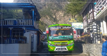 परीक्षणका लागि मनाङ पुग्यो बस