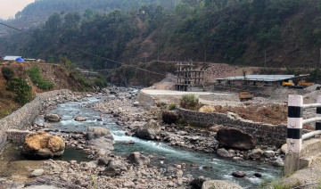 सीमा विवादमा सँधियारले पर्खाल भत्काइदिएपछि रोकियो बसपार्क निर्माण कार्य