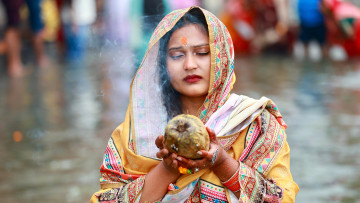 उदाउँदो सूर्यलाई अर्घ्य दिँदै सकियो छठ (तस्वीरहरू)