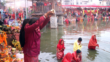 उदाउँदो सूर्यलाई अर्घ्य दिएर सम्पन्न गरियो छठ पर्व
