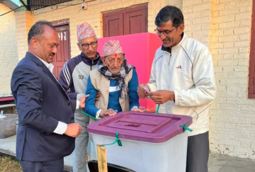 चितवनमा १०५ वर्षीय वृद्धले गरे मतदान 