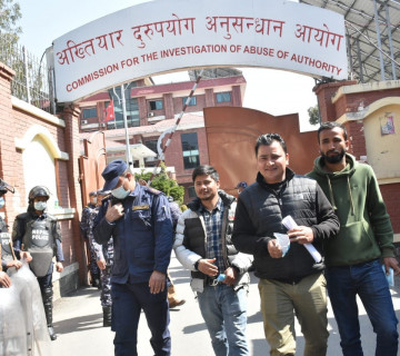 ओलीसहित एमालेका पाँच नेताविरुद्ध नीतिगत भ्रष्टाचारको उजुरी