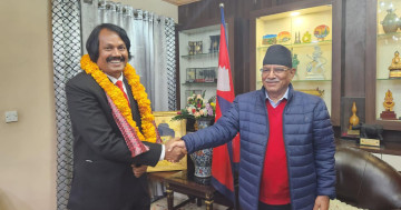 प्रचण्ड र सीके राउतबीच भेट, एकअर्कालाई दिए बधाइ