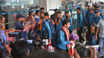 एसिया कप खेलेर फर्कियो नेपाली क्रिकेट टोली, विमानस्थलमा भव्य स्वागत (तस्वीरहरू)