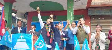 घण्टी हस्तान्तरण गरी लामिछानेले घोषणा गरे लिम्बूको उम्मेदवारी 