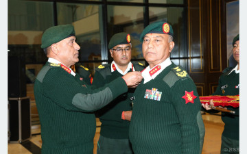 अशोकराज सिग्देललाई रथीको दर्ज्यानी चिह्न प्रदान