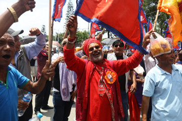 दरबारमार्ग छिर्न नपाएपछि बालुवाटारमा राजावादीको प्रदर्शन (तस्वीरहरू)