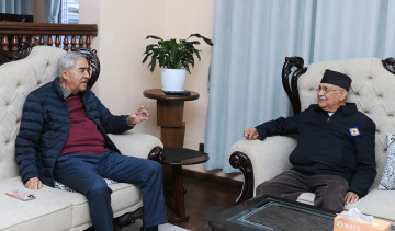 सिंहदरबारमा चुनावकेन्द्रित छलफल चलिरहँदा देउवा भेट्न महाराजगञ्ज पुगे ओली