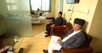 माधव नेपाललाई भेट्न अस्पताल पुगे देउवा र प्रचण्ड