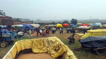 धान बेच्न किसान रातभर लाइनमा