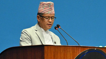 खेलकुदमन्त्रीलाई धनराजको व्यङ्ग्यः खल्तीमा राजीनामा बोकेर हिँड्‌नुभएको छ, खुत्रुक्क झरेर भिज्ने हो कि !