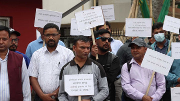भन्सार विभागमा दुई दिनदेखि धर्नामा छन् भन्सार एजेन्टहरू