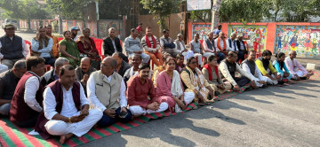 मुखमन्त्री यादवको नियुक्तिको विरोध गर्दै सात दल आज पनि धर्नामा